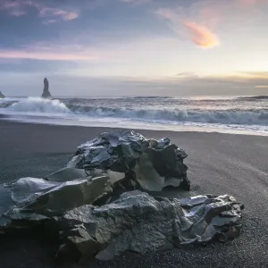 Sort sandstrand Reynisfjara ved Islands sydkyst